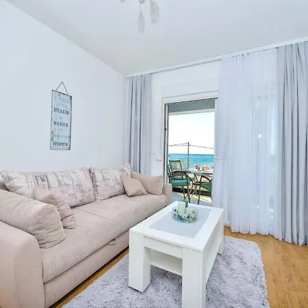 Sunny By The Sea Апартаменты *