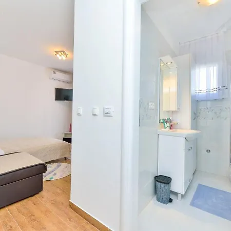 Sunny By The Sea زاتون