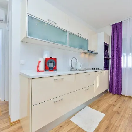 Sunny By The Sea * زاتون