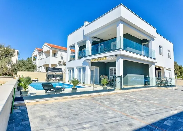 Sunny By The Sea Apartman
