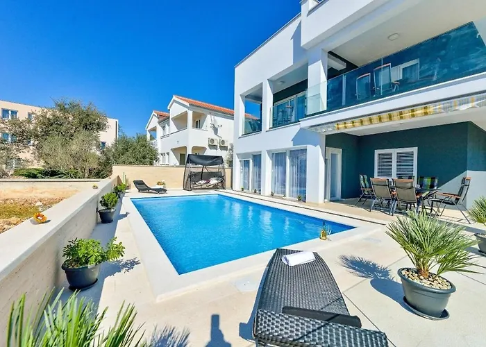 Sunny By The Sea Apartman