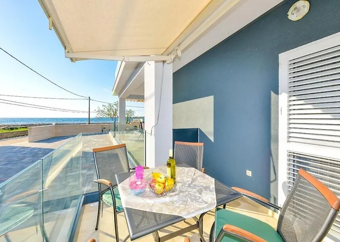 Sunny By The Sea Apartman